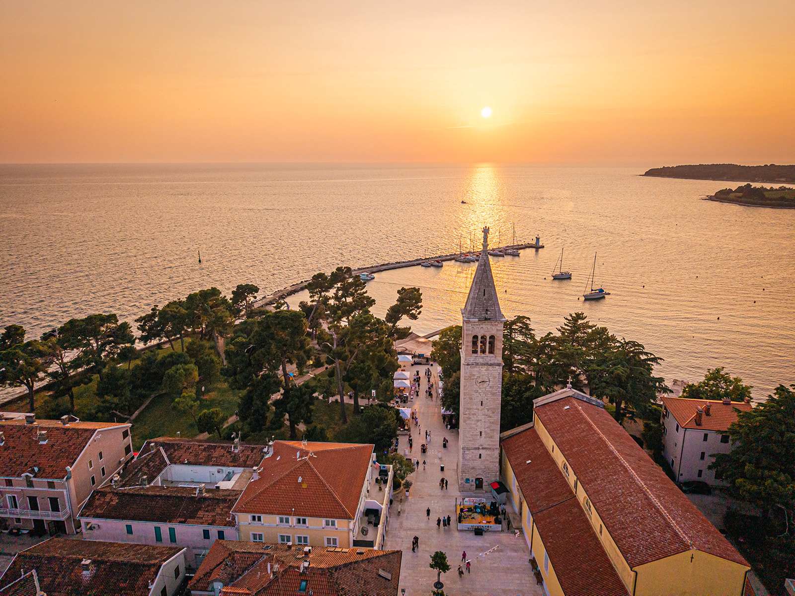 STUDIO11-ET i T 2025-dron-Novigrad panorama predvečer