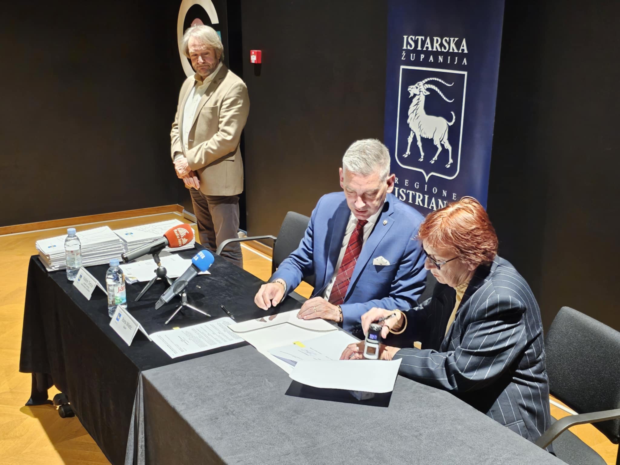 d3356c0f-d59a-4fb7-bdf3-8052f27e8fcf