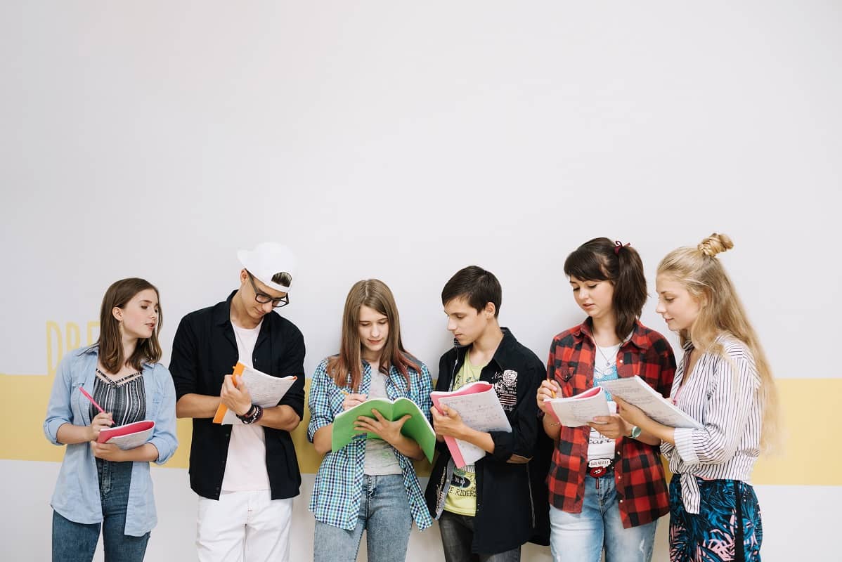 učenici, studenti, mladi, cure, dečki