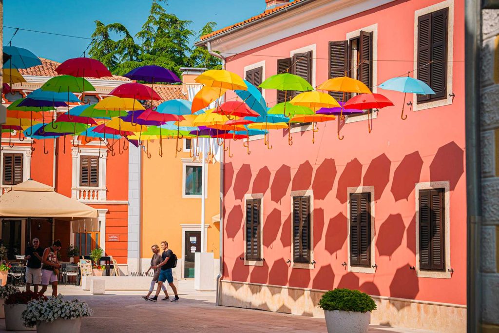 Novigrad centar, trg, ki&scaron;obrani, ljeto
