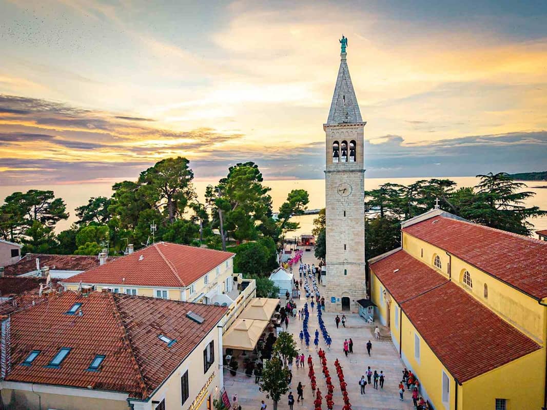 Novigrad mažoretkinje na trgu panorama