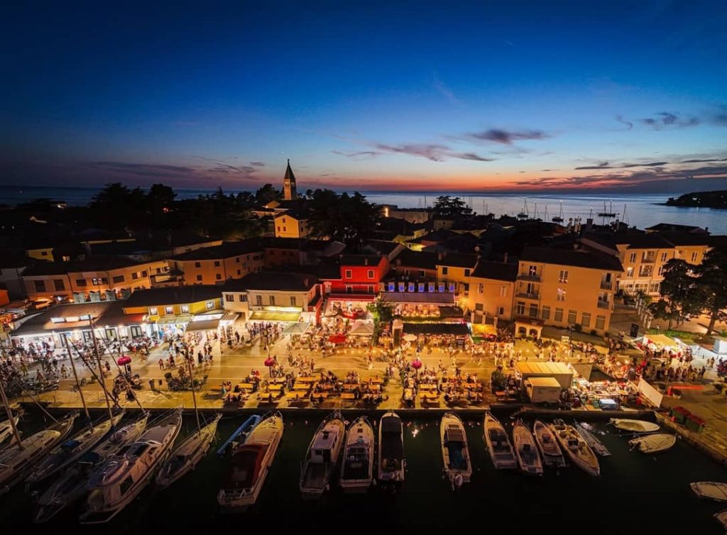 Novigrad noću, Mandrač, barke, obala, more, turisti