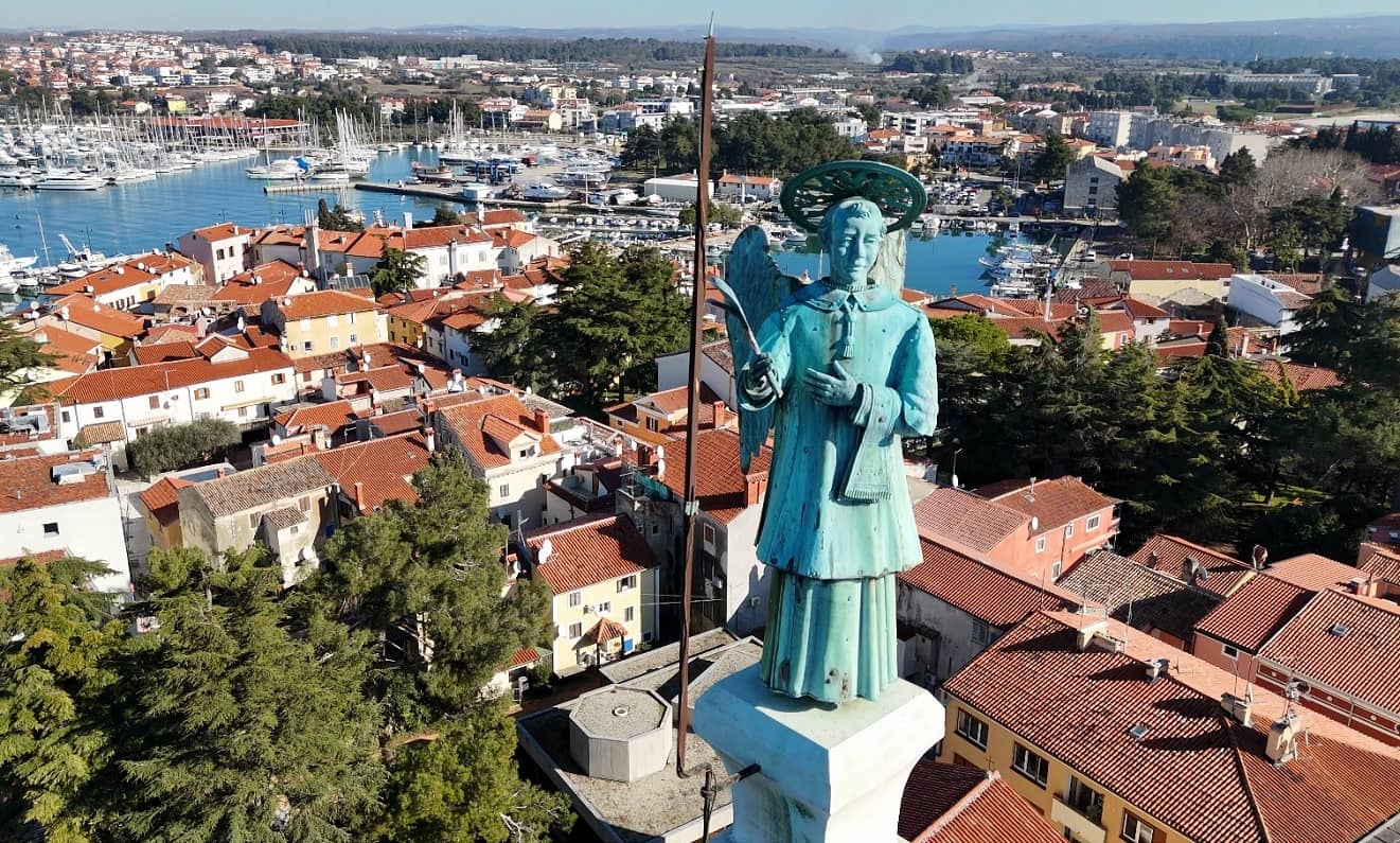 Novigrad panorama kip sv-Pelagije