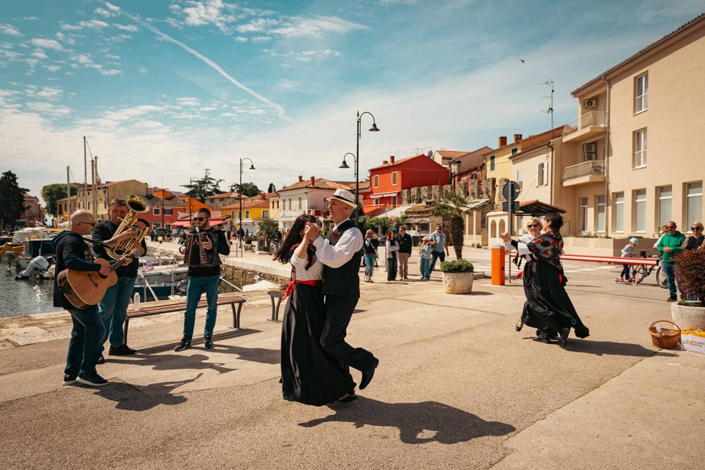 Uskr&scaron;nje pisanice, ples, Mandrač