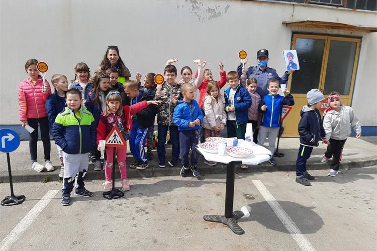 Uma&scaron;ki policajci ugostili mali&scaron;ane iz dječjeg vrtića 1