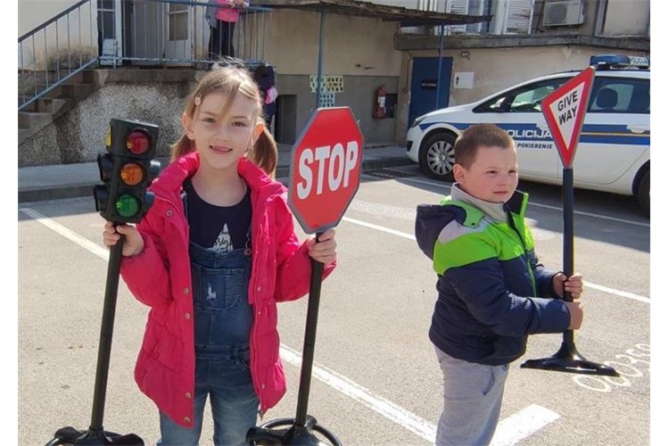 Uma&scaron;ki policajci ugostili mali&scaron;ane iz dječjeg vrtića 2