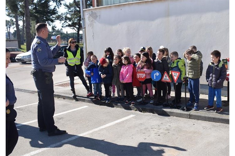 Uma&scaron;ki vrtićarci posjetili Policijsku postaju Umag