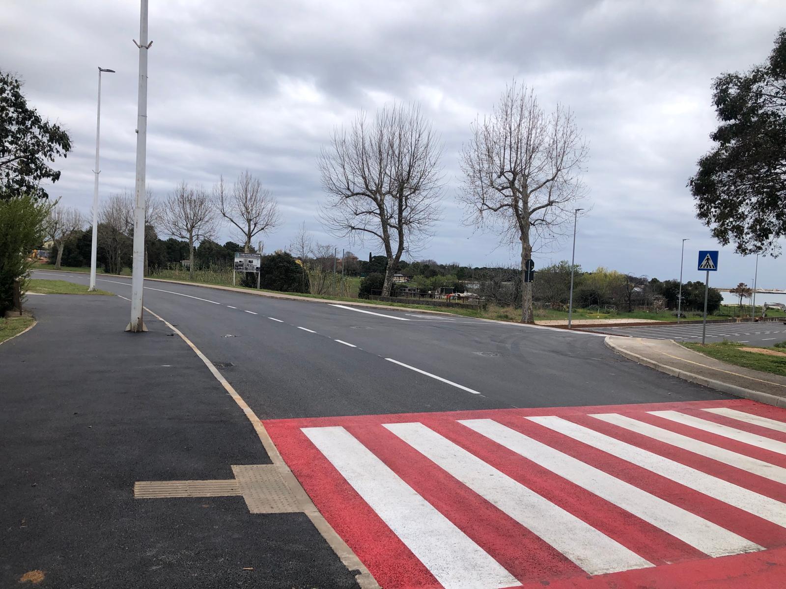 Novigradska ulica u Umagu, asfalt, cesta, pje&scaron;ački prijelaz