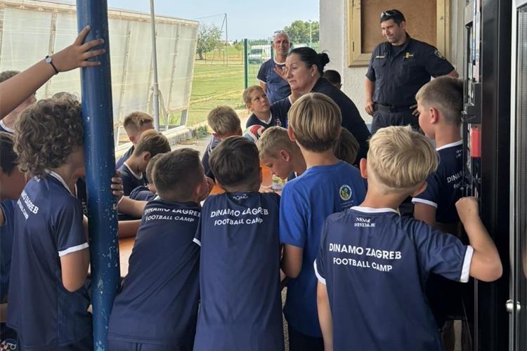 Uma&scaron;ka policija educirala mlade nogometa&scaron;e umag fair play3
