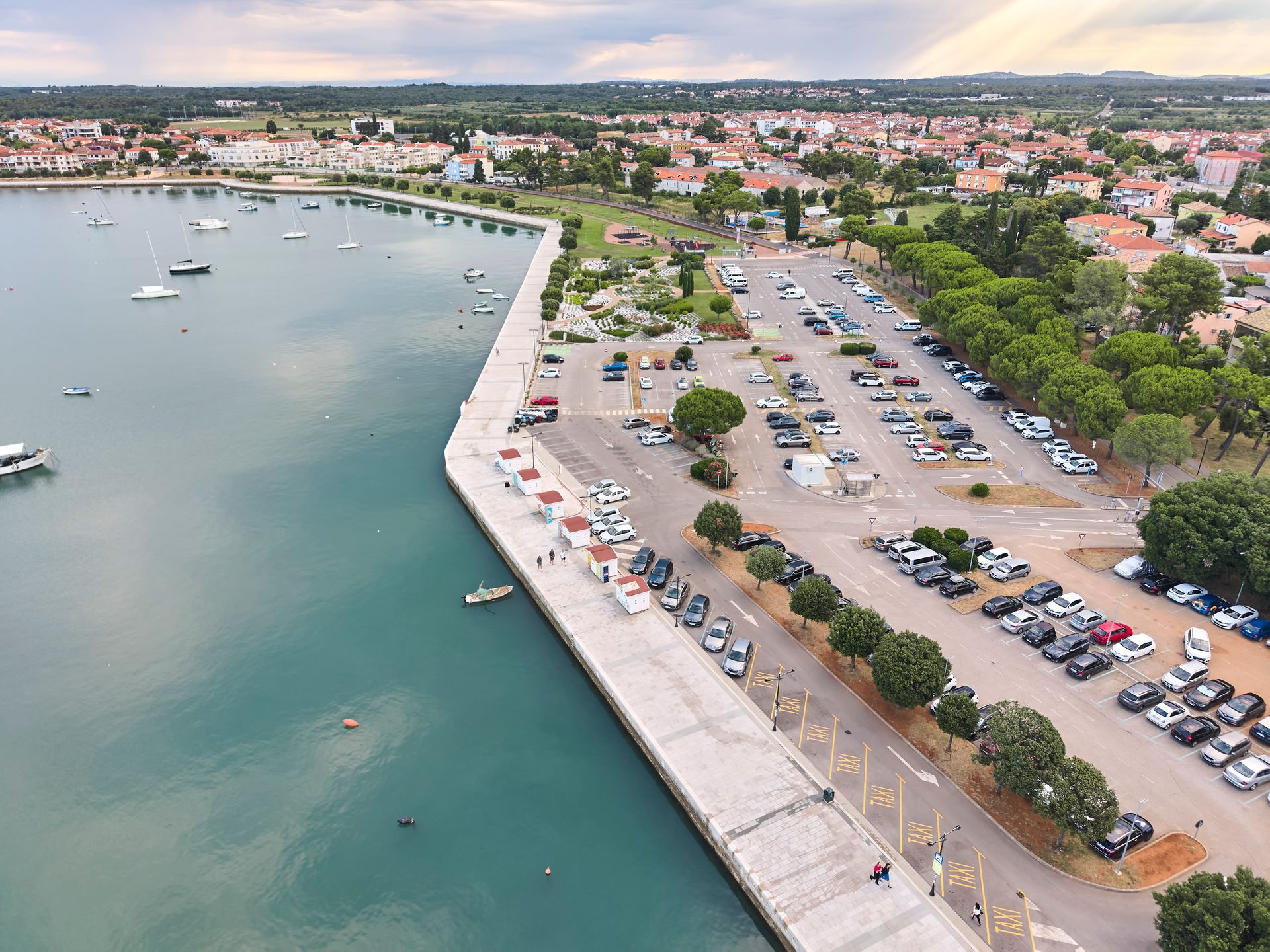 Umag panorana Riva, parking, more, barke  0014-1752224301980
