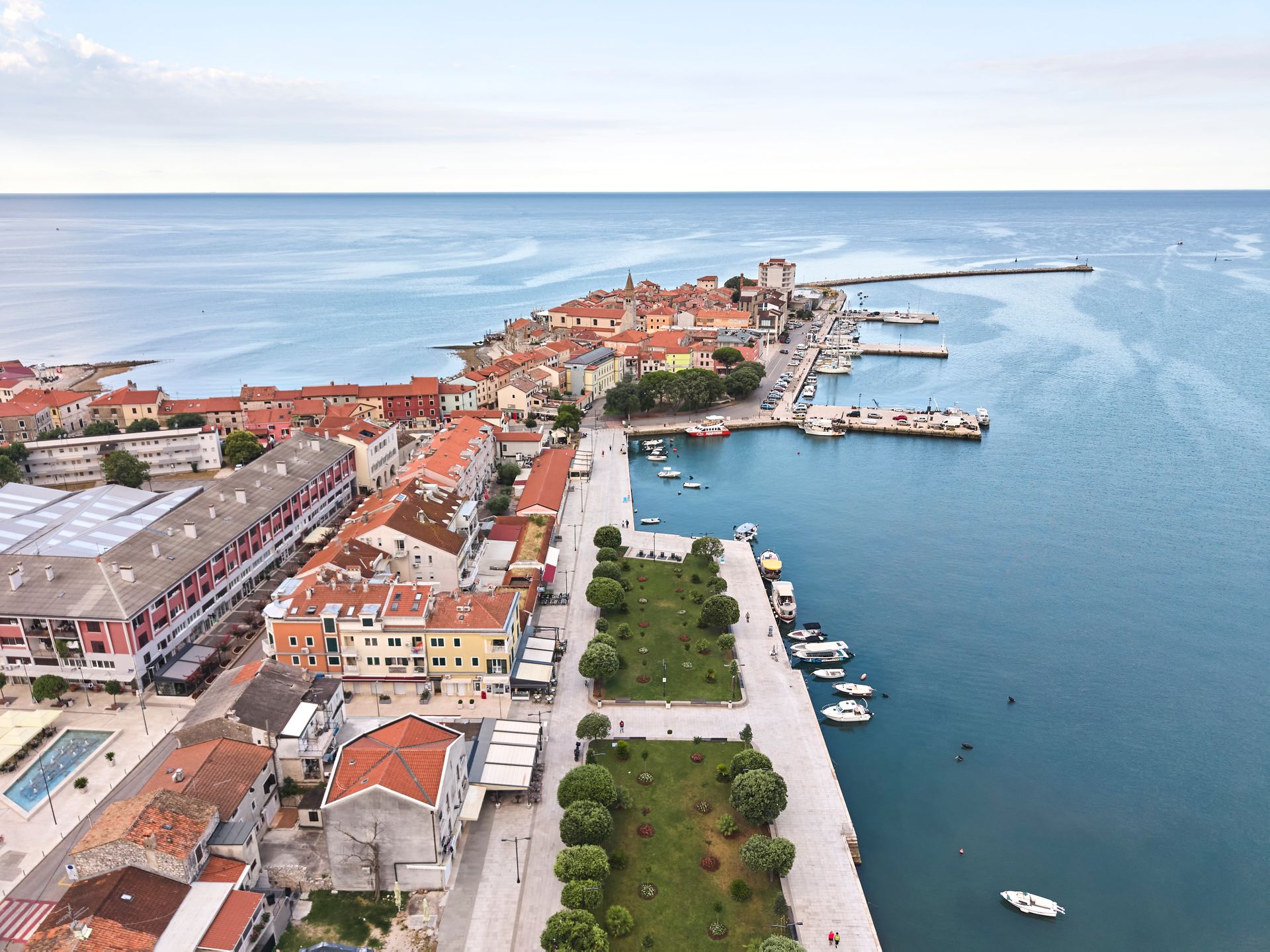 Umag panorana Riva, trgovačka ulica, centar, more 0011-1752224299372