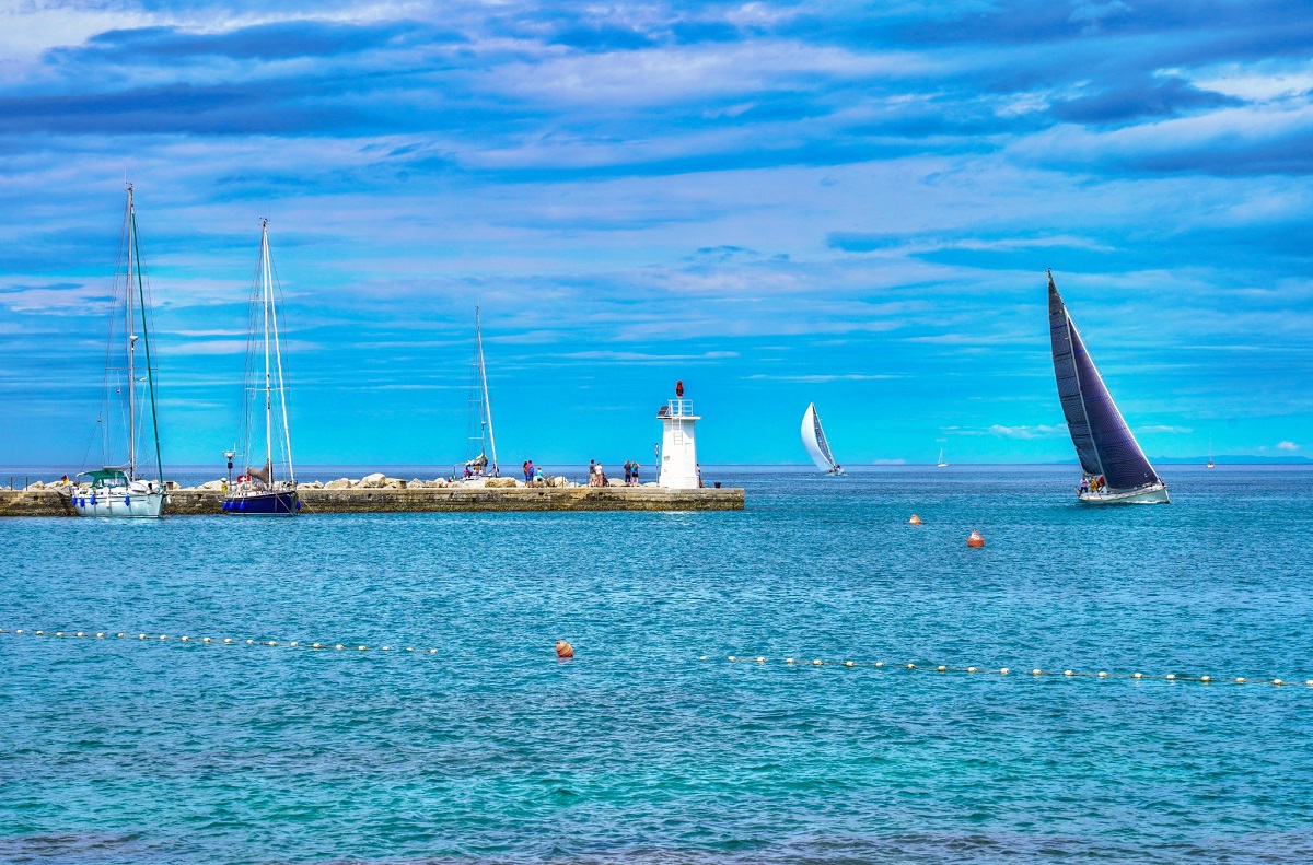 Novigrad more, svjetionik, jedrilice, barke
