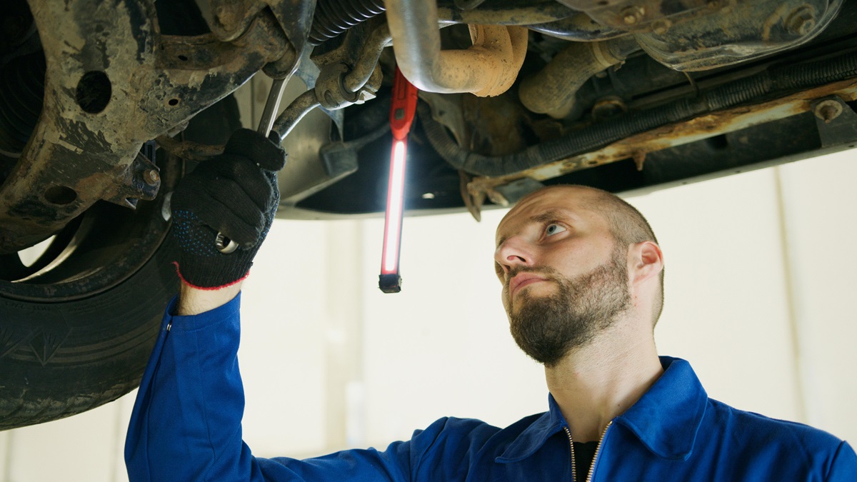 automehaničar, auto, popravak, tehnički pregledjpg