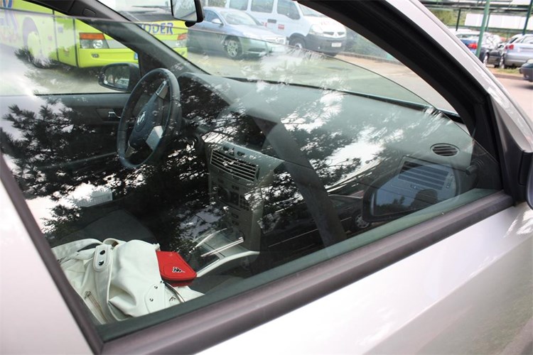 provala u vozilo, krađa iz automobila, parkirani auto